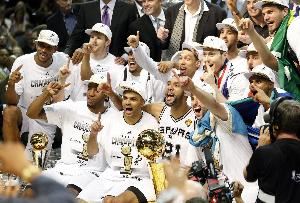 历史仅有帕克和莱昂纳德对所有现役球队保持生涯50%+交手胜率😱