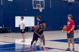 布莱斯今日前往亚利桑那大学男篮报到 身穿6号球衣并蓄起胡须🏀