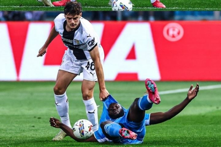 1米95天赋怪！红军绯闻新援18岁莱奥尼，把壮汉卢卡库快防哭了