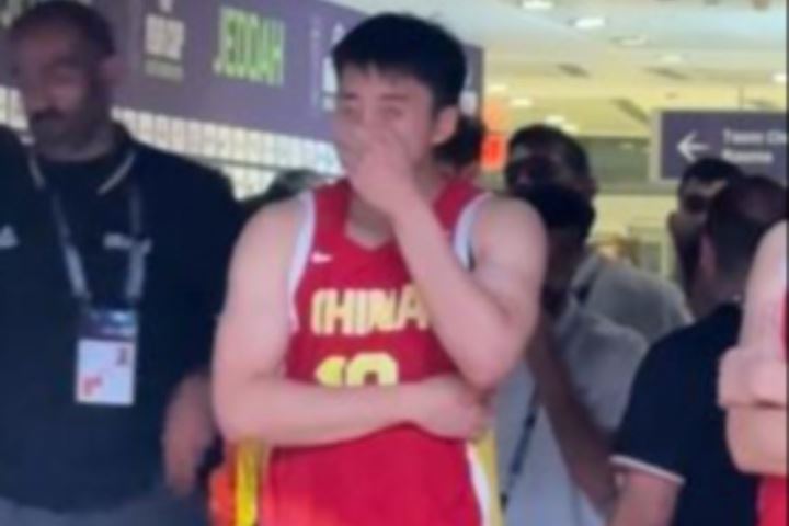 超有礼貌！王俊杰一边伤心抹泪 一边鼓掌祝贺对手