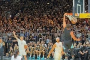 每日一扣！库里接弟弟赛斯传球 两次尝试后将球摁进篮筐