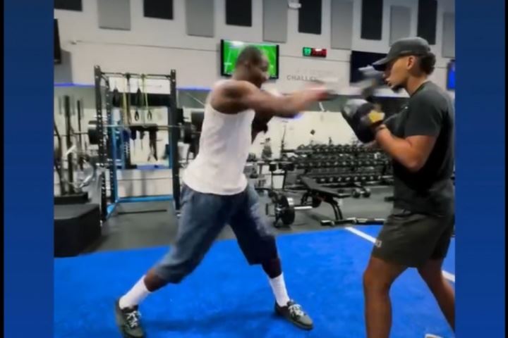 防一手追梦！库明加继续晒训练 但今天练的是拳击