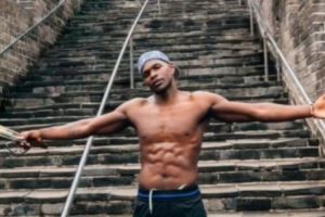 周玲安：爱德华兹说长城真的很难爬很陡 他现在是真正的好汉了