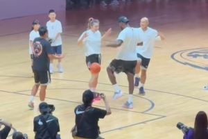 勒布朗和勒布朗梦！詹姆斯扣篮后和李梦面对面一起做霸王步庆祝