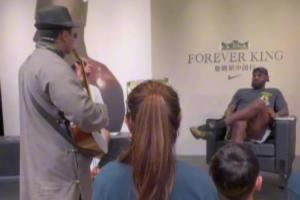 有心了！球迷现场演唱为詹姆斯创作的rap 老詹主动与其握手