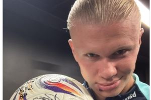 打进5球！哈兰德社媒晒比赛用球，露出邪魅笑容🖐🏻