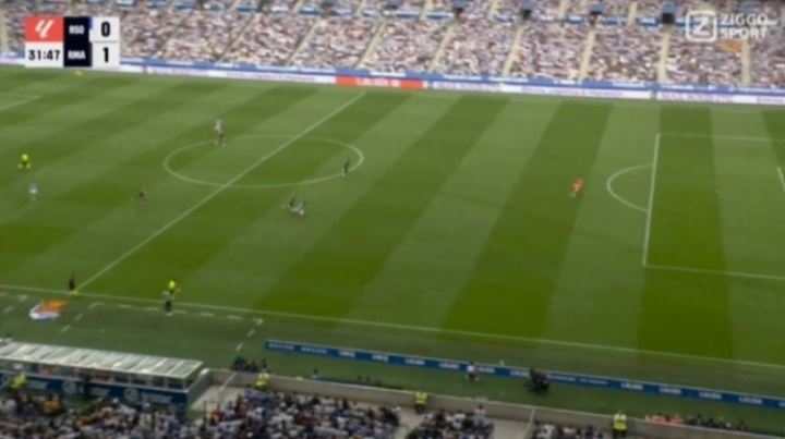 赫伊森因此吃直红？奥亚萨瓦尔即将拿球时，库尔图瓦还在禁区外