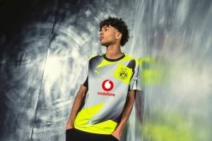 德媒：多特球迷打横幅吐槽新款客场球衣，认为这是联赛最糟糕球衣