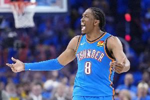 阿杰伊-米切尔谈杰伦威左手训练：看起来不错 抛投动作和我很像