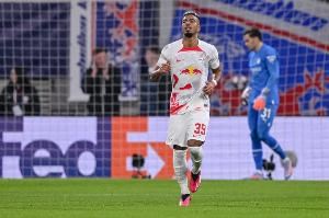 图片报：为了恢复跟腱，莱比锡边卫亨里希斯步行几公里去训练中心