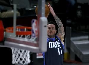 东契奇：雷迪克和我做队友时已经基本跑不动了 当时全靠我带他