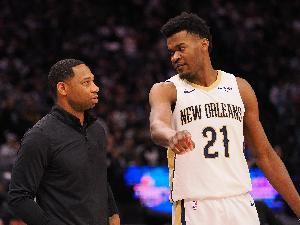 鹈鹕主帅：伊夫-米西右脚踝扭伤每日观察 明天对阵马刺出战成疑