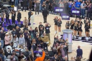 国王取得开赛季首胜 威少赛后为主场点亮光束