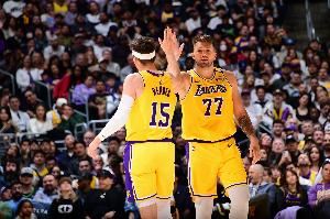 东契奇能赛季场均40分？里夫斯：是的他太棒了 这真是不可思议