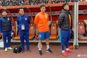 赛前临时更换外援，记者：路易斯-洛佩斯在场边，受伤了