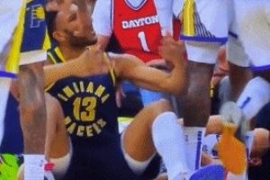 你抱怨啥？布拉德利撞翻库里被吹犯规送后者3+1 坐在地上喋喋不休图片