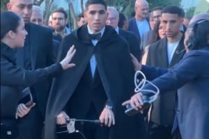 喜感拉满🤣阿什拉夫穿戴黑披风推着助行器,蹦蹦跳跳拍照领奖